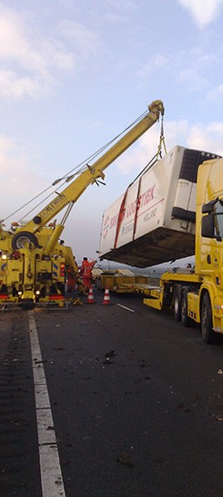 Bus en vrachtwagen berging